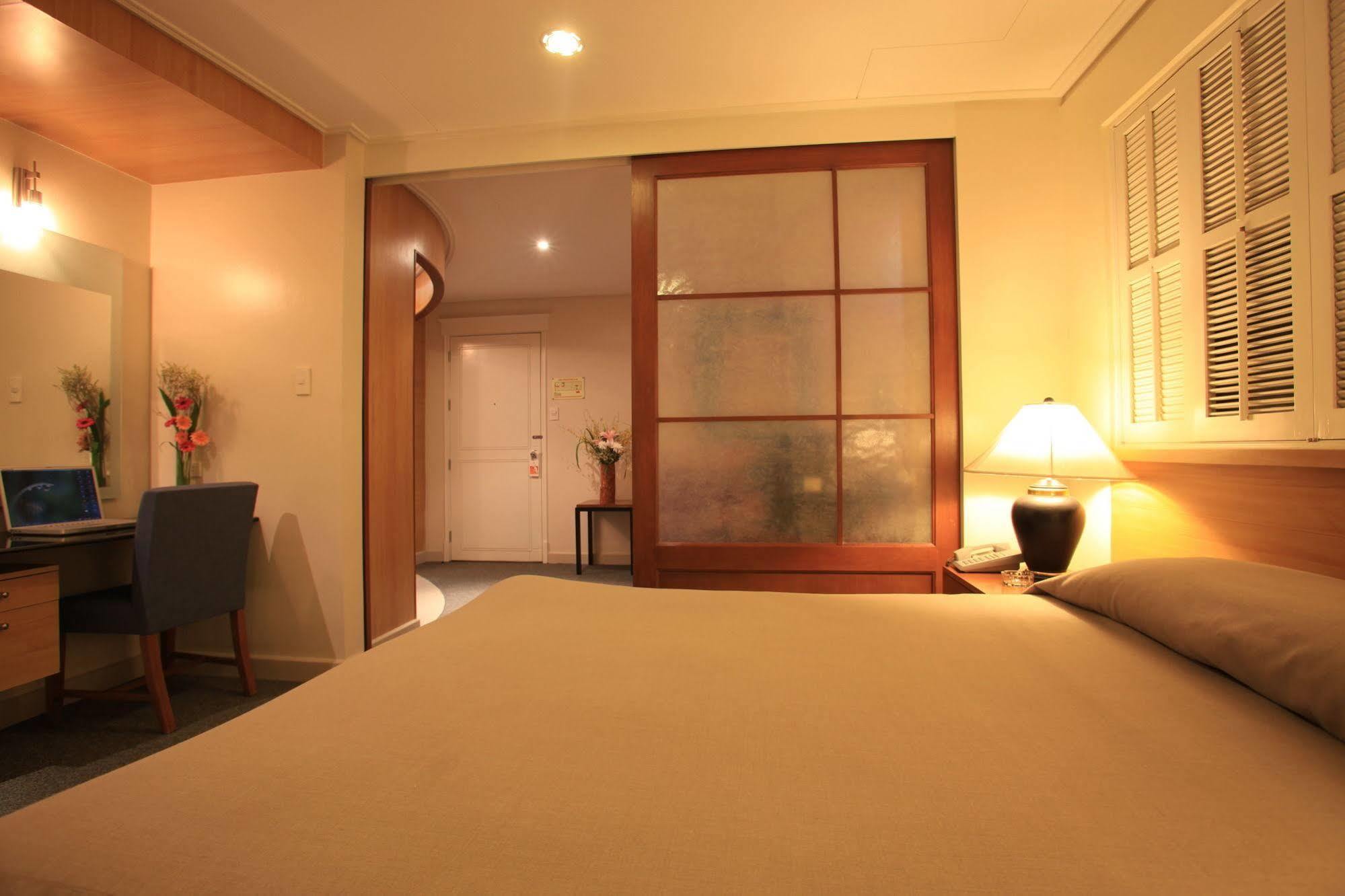 Mabini Mansion Hotel & Residential Suites Manila Bagian luar foto